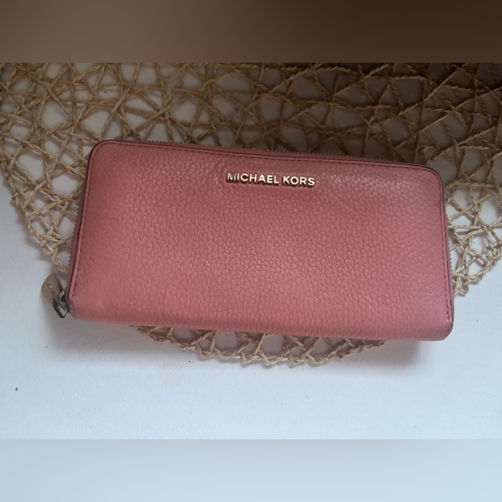 MICHEAL Kors Jet Set long zip around wallet  pebbled leather